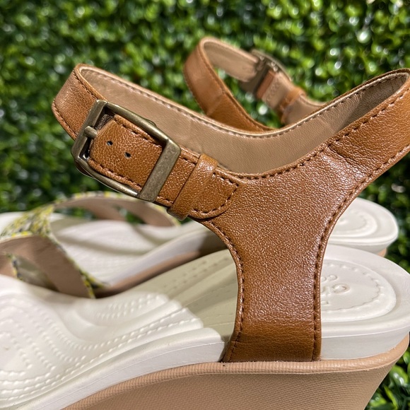 NWOT Crocs 7 Leigh Wedge Sandals - Picture 10 of 12
